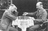 Problemkomponist Klver erklrt dem Partiespieler Klver ein Schachproblem
